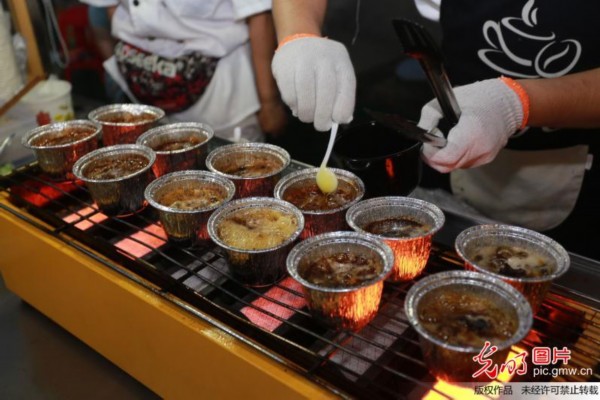 北體大武術(shù)生返鄉(xiāng)擺攤“烤腦花” 月入3萬