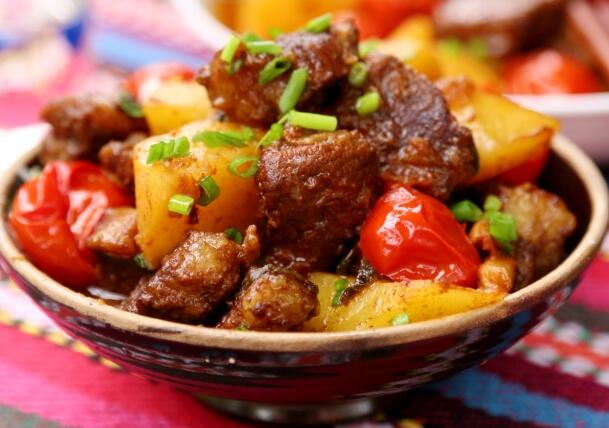 砂鍋土豆燒牛肉怎么做？
