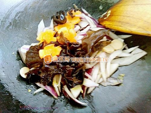 洋蔥木耳胡蘿卜炒雞蛋的做法