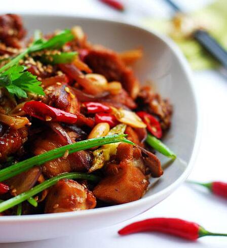 肉質(zhì)細(xì)嫩，味道鮮美的小米椒炒雞肉怎么做？