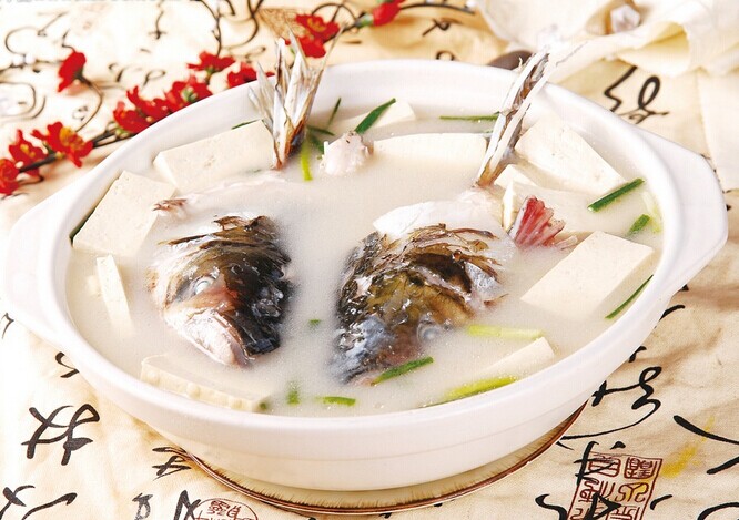 魚(yú)頭燉豆腐