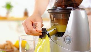 nuc原汁機(jī)食譜：生姜檸檬冰，夏日爽飲的做法步驟：2