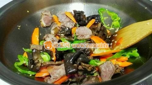 胡蘿卜黑木耳炒牛肉的做法