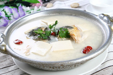 魚(yú)頭燉豆腐