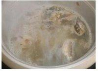 燉魚(yú)湯的做法步驟4