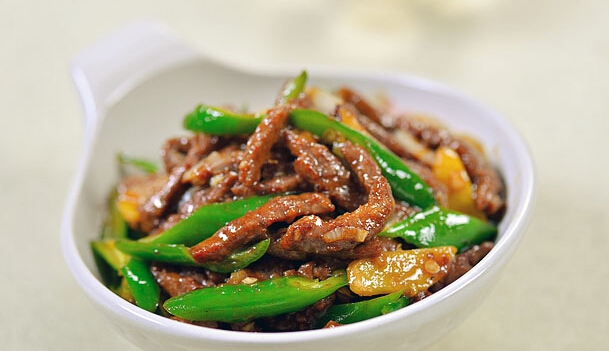 下飯家常菜牛肉炒青椒怎么做？