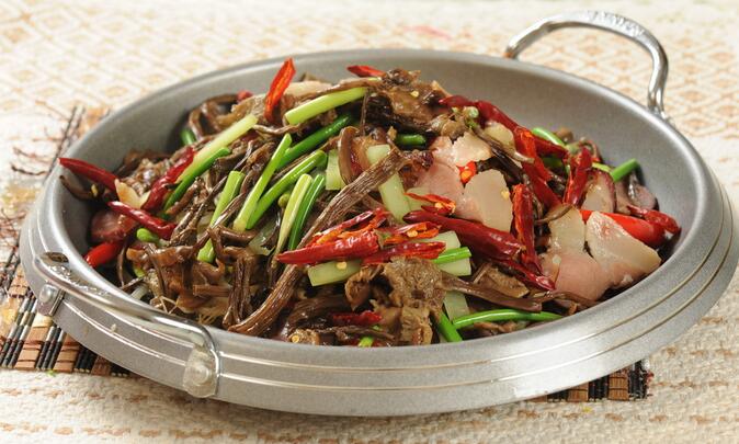 香辣十足的干鍋茶樹菇臘肉怎么做？