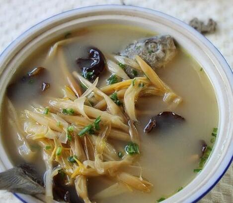 清熱利濕，健脾益氣豆芽金針鯽魚湯