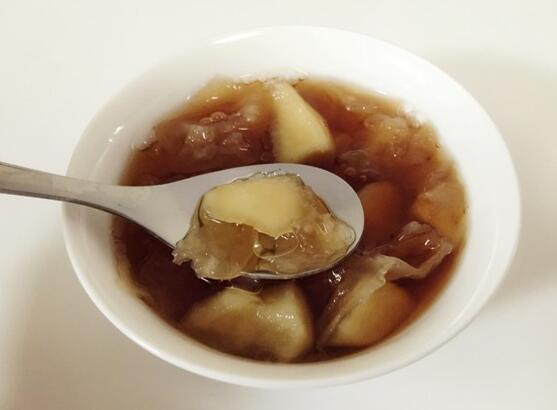 滋補(bǔ)養(yǎng)顏的紅糖蘋果銀耳湯怎么做？