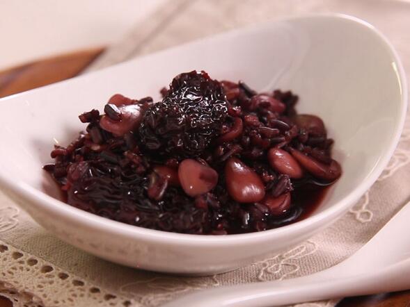 健脾養(yǎng)胃的益母草南棗甜杏仁黑糯米粥怎么做？