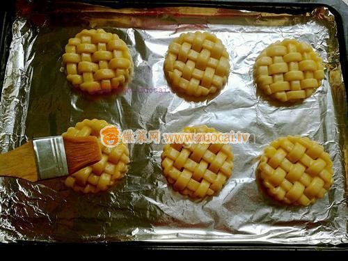 草莓醬夾心編織餅干的做法