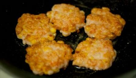 營養(yǎng)早餐玉米白面奶香煎餅子怎么做？