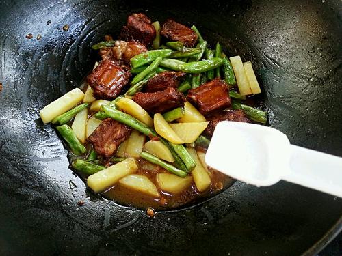 豆角土豆燉排骨的做法