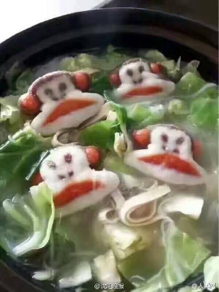 11月12日，有網(wǎng)友在微博上秀出了學(xué)校食堂發(fā)明的新菜：砂鍋大嘴猴，一份只要9塊錢。