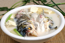 魚(yú)頭燉豆腐