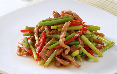 如何做開胃下飯的蒜苔炒牛柳？