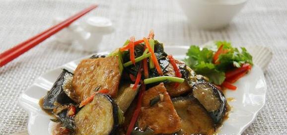 家常菜豆腐燜茄子怎么做？