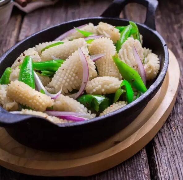 滋陰養(yǎng)胃、補(bǔ)虛潤膚的熗拌魷魚怎么做？