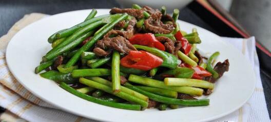 簡(jiǎn)單美味的蒜苔炒肉怎么做？