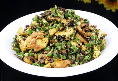 青椒炒雞蛋加點(diǎn)鹽菜更好吃，適合新手的簡(jiǎn)單美味