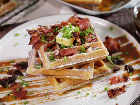 如何做比利時華夫餅配蘋果糖漿？