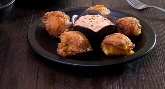 酸甜爽彈的芝士釀雞翼配飛魚籽汁怎么做？