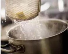 焯水用熱水還是冷水？肉類蔬菜海鮮各有講究！