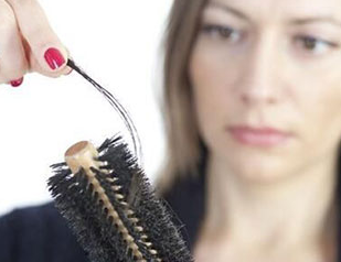 加一物洗頭時(shí)可防脫發(fā)