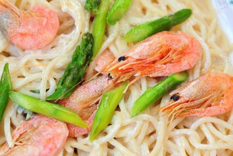 甜蝦蘆筍白醬意面的家常做法