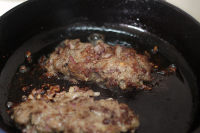 酸黃瓜無(wú)雙牛肉堡的做法步驟6