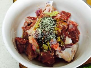 酸甜排骨的做法步驟:2