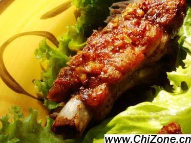 蒜香排骨的做法一

　　菜譜配料：
　　豬排骨(大排)300克，雞蛋100克，鹽10克，大蒜（白皮）5克，味精5克，白砂糖10克，植物油500克（實(shí)耗30克），料酒10克，大蔥8克，姜8克。

　　制作方法：
　　1.排骨改寸段、洗凈，蔥姜洗凈均切成末，大蒜去皮洗凈、剁成蒜蓉；
　　2.將蒜蓉投入燒熱的油鍋中，并迅速撈出控凈油脂；
　　3.將排骨加蒜香粉10克調(diào)味，加雞蛋液、精鹽、糖、料酒、味精腌制入味（3至4小時(shí)）；
　　4.鍋中加油，燒至五成熱時(shí)，慢火炸透排骨，撈出；
　　5.另起鍋，加油燒熱，加蔥姜末和炸蒜蓉炒香，放入炸好的排骨炒勻，蒜香排骨即成。[吃地帶]

　　溫馨提示：
　　1.蒜香粉是一種復(fù)合型調(diào)味料，以粉末狀的形式存在，由多種調(diào)味品、香料等按一定的比例調(diào)制而成。
　　2.腌制排骨時(shí)要注意口味。
　　3.炸時(shí)要慢火炸透，最后高溫炸至皮脆。

　　風(fēng)味特點(diǎn)：
　　蒜香脆醇，外焦里嫩。


　　蒜香排骨的做法二

　　菜譜配料：
　　凈豬肋排12根，生蒜500克，花生醬1瓶，南乳少許，味精、鹽、糖各少許。

　　制作方法：
　　1.將排骨剁成長(zhǎng)約7cm的段后加醬油略腌；
　　2.將生蒜拍碎后把排骨放入，后加鹽、味精調(diào)味；
　　3.將腌漬好的排骨加花生醬、南乳汁、蛋黃制成薄糊均勻的裹在排骨上；
　　4.將排骨入油鍋炸成金黃色，蒜燒排骨即成。

　　風(fēng)味特點(diǎn)：
　　色澤金黃，外酥肉嫩。


　　蒜香排骨的做法三

　　菜譜配料：
　　豬肋骨，海鮮醬，沙茶醬，老抽，生抽，蠔油，味精，白糖，干辣椒，蒜茸。

　　制作方法：
　　1.豬肋排改刀成12厘米的長(zhǎng)段，用清水漂去血水；
　　2.用海鮮醬、沙茶醬、老抽、生抽、蠔油、味精、白糖，腌制2小時(shí)以上；
　　3.油燒到二成熱，把排骨放入鍋中，油溫由低至高慢慢炸制，至肋排成熟、外皮結(jié)殼取出瀝干油；
　　4.再在鍋中放入蒜茸、干辣椒炒出香味，再放入肋排稍炒，加上調(diào)料，裝盆，蒜香排骨即成。

　　風(fēng)味特點(diǎn)：
　　色澤金紅、肉質(zhì)滑嫩、口味豐富、蒜香濃郁。


　　蒜香排骨的做法四

　　菜譜配料：
　　豬小排（豬肋排）800克，大蒜100克，糯米粉75克，調(diào)料：淀粉(豌豆)25克，嫩肉粉10克，味精10克，鹽4克，白砂糖10克，腐乳汁10克，花生油100克。

　　制作方法：
　　1.豬肋排洗凈斬成8厘米長(zhǎng)件，用松肉粉(嫩肉粉)腌1小時(shí)后，沖水瀝干，大蒜頭加適量清水用攪拌機(jī)攪成蒜汁；
　　2.把蒜汁倒入肋排中，拌至吸收進(jìn)去后，加入調(diào)料和糯米粉、淀粉拌勻，腌30分鐘；
　　3.鍋上火，加油燒至八成熱，放入排骨，慢火炸熟呈金黃色，撈起裝盤，蒜蓉排骨即成。

　　風(fēng)味特點(diǎn)：
　　蒜香濃郁，質(zhì)嫩味美。
