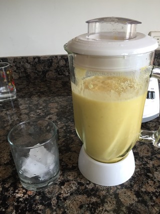 冰鎮(zhèn)鮮榨菠蘿汁