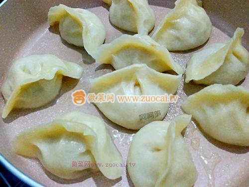 抱蛋煎餃的做法