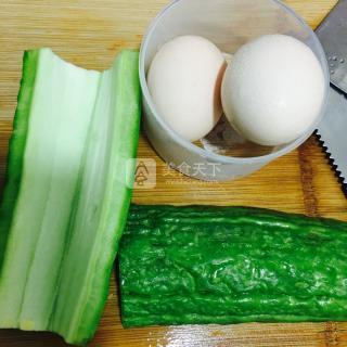 苦瓜煎雞蛋的做法步驟:1