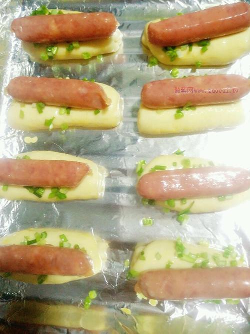 蔥香烤腸面包的做法