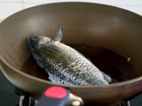 蘿卜絲鯽魚(yú)湯的做法步驟3