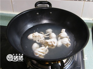 八爪魚(yú)爆蘑菇的做法步驟5