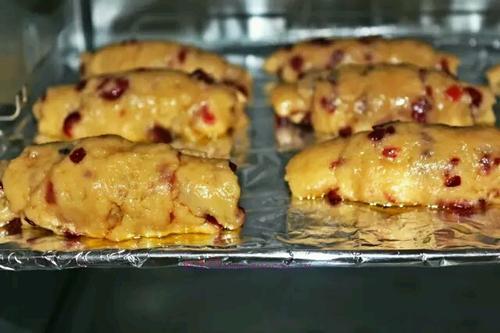 來(lái)一口糯香的蔓越莓牛角包香到整個(gè)人都融化了的做法