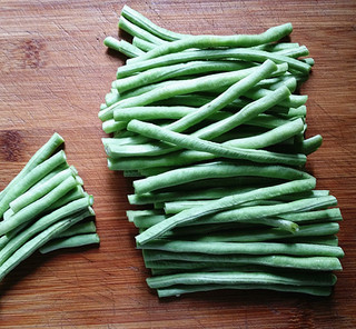 嘎嘎多牦牛肉醬豇豆的做法步驟：2