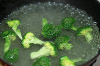 金槍魚(yú)營(yíng)養(yǎng)炒飯的做法步驟3