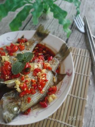 剁椒蒸太陽(yáng)魚(yú)的做法步驟：7