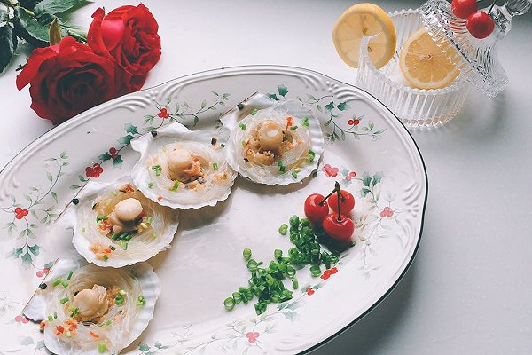 就給我吃蒜蓉加粉絲？我壓一份扇貝！賭你會(huì)喜歡｜蒜蓉粉絲蒸扇貝的做法