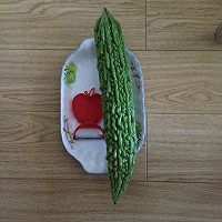 冰鎮(zhèn)雪碧蜂蜜苦瓜的做法圖解1