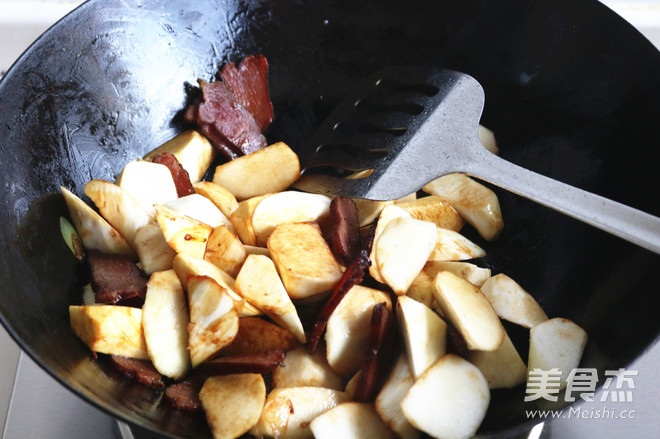 臘肉燜茭白的做法