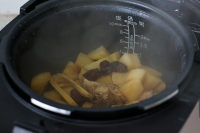 香菇土豆?fàn)F雞的做法步驟8