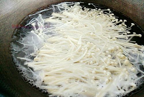 菌菇海鮮火鍋雞蛋面的做法