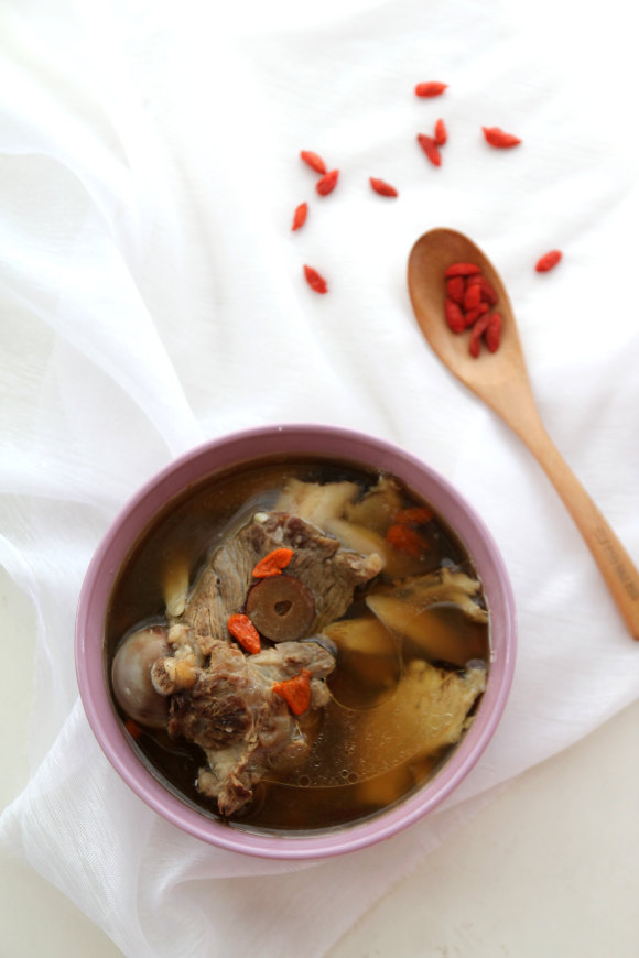 【當(dāng)歸黃芪豬骨湯】益氣暖身湯