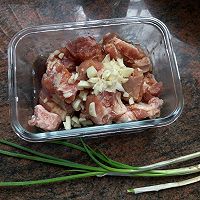 蔥香排骨燜飯的做法圖解2