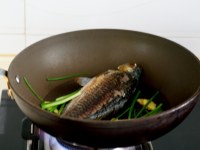 蘿卜絲鯽魚(yú)湯的做法步驟4